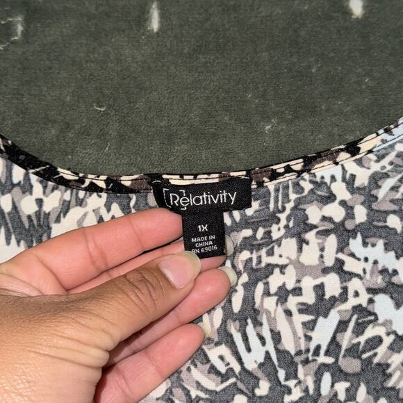 Y2K Relativity Tunic Top Women's 1X Black White Swirl Print Short Sleeve V-Neck - Picture 7 of 7